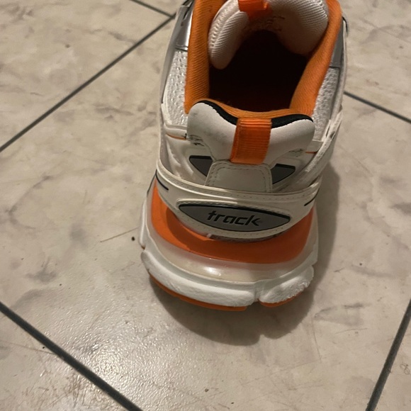 All luh dirty got a luh scuffs in the back of shoe - Picture 5 of 11